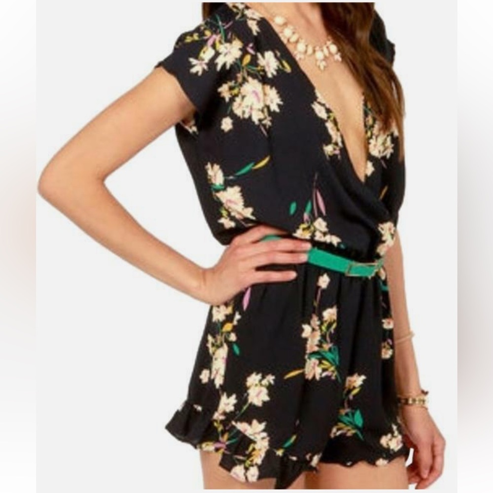 Honey Punch Women’s Navy Floral Romper Faux Wrap small
